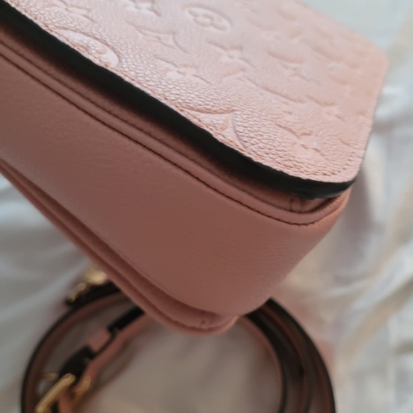 LOUIS VUITTON
Empreinte Pochette Metis Rose Poudre - Picture 15 of 16